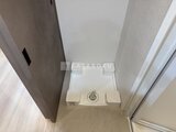 エスレジデンス王子イネーブル トイレ空間の奥から入り口方向を見た様子