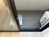 エスレジデンス王子イネーブル キッチンの上部収納と調理スペースのある落ち着いた空間