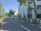 エスレジデンス駒場東大前 緑に囲まれた開放的なアプローチから見た建物外観