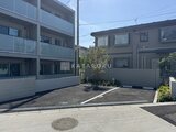 エスレジデンス駒場東大前 前面道路から見たモダンな建物外観と駐車スペース