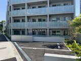 エスレジデンス駒場東大前 駐車場から見たモダンな外観のマンション建物