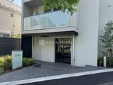 エスレジデンス駒場東大前 モダンなデザインのエントランスポーチと上階のテラス空間