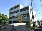エスレジデンス駒場東大前 前面道路から見たモダンデザインの5階建て建物外観