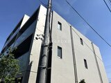 エスレジデンス駒場東大前 青空を背景にした白と黒のモダンな建物外観