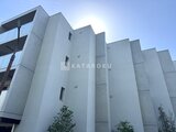 エスレジデンス駒場東大前 モダンなデザインの集合住宅を下から見上げた外観