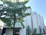 エスレジデンス駒場東大前 緑の大木と白い建物が調和した、開放的な外観の様子