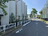 エスレジデンス駒場東大前 白基調のモダンな建物外観と整備された敷地内通路の様子