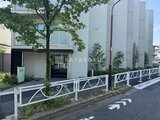 エスレジデンス駒場東大前 白いフェンスと植栽に囲まれたモダンなエントランス外観