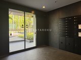 エスレジデンス駒場東大前 共用部のエントランスホール。大きなガラス戸からテラスへの開放