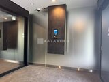 エスレジデンス駒場東大前 モダンなデザインのエレベーターホール、暖色照明が落ち着いた雰