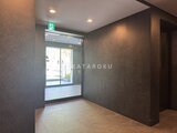 エスレジデンス駒場東大前 落ち着いた色調でまとめたエントランスホール、外部へと繋がるガ