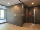 エスレジデンス駒場東大前 エレベーターホールから見たエントランス周りの共用スペース