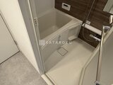 エスレジデンス駒場東大前 茶色のパネルが落ち着いた印象のバスルーム全景