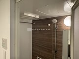 エスレジデンス駒場東大前 木目調パネルを基調とした落ち着いたバスルーム空間