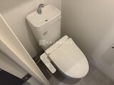 エスレジデンス駒場東大前 温水洗浄便座付きのトイレと手洗いタンクがある清潔なトイレ空間