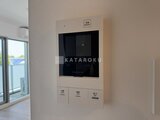 エスレジデンス駒場東大前 壁に取り付けられたモダンなデザインのモニター付きインターホン