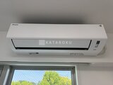 エスレジデンス駒場東大前 窓上に設置されたエアコン室内機の様子