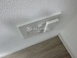 エスレジデンス駒場東大前 コンセント・調光スイッチ・温度計が備わった壁面