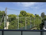 エスレジデンス駒場東大前 バルコニーから見た緑豊かな周辺環境と青空の様子