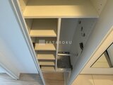 エスレジデンス駒場東大前 可動棚を備えた広めの収納スペース