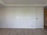 エスレジデンス駒場東大前 白い壁とフローリング床が広がるシンプルな居室空間
