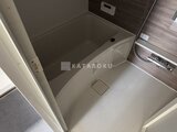 エスレジデンス駒場東大前 落ち着いた色合いのバスルーム、浴槽と洗い場がゆとりを持つ配置