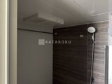 エスレジデンス駒場東大前 天井埋込型の雨樋付きシャワーと暖色系タイルの浴室内部