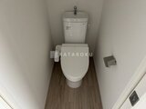 エスレジデンス駒場東大前 ウォシュレット付きの落ち着いた印象のトイレ空間