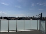 エスレジデンス駒場東大前 ルーフバルコニーから見た開放的な空とビル群の景観