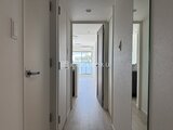 エスレジデンス駒場東大前 複数の個室ドアがある廊下から眺めたリビングダイニング方向の様