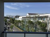 エスレジデンス駒場東大前 バルコニーから見た緑豊かな周辺環境と青空