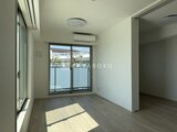 エスレジデンス駒場東大前 日差しが入る明るい居室と隣接する空間の様子