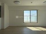 エスレジデンス駒場東大前 採光たっぷりの居間と大きな窓から見える空