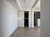 エスレジデンス駒場東大前 モダンな洋室から玄関廊下へ続く開放的な空間