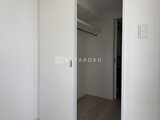 エスレジデンス駒場東大前 白を基調とした落ち着いた印象のクローゼット空間