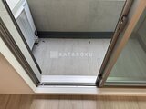 エスレジデンス駒場東大前 バルコニーへ繋がるガラス戸から見た広めのバルコニー空間