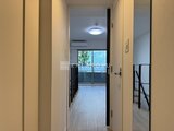 エスレジデンス駒場東大前 廊下から見た開放的なバルコニー付きの居住空間