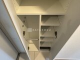 エスレジデンス駒場東大前 天井付近に設置された白色の収納棚と物干しバーのある空間