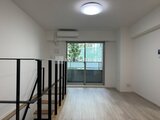 エスレジデンス駒場東大前 階段と開放的なバルコニーへ続く、モダンな間取りのリビング空間