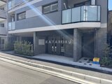 エスレジデンス亀戸バーム 前面道路から見たモダンな外観のエントランス