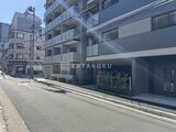 エスレジデンス亀戸バーム 前面道路から見たモダンな建物外観と周辺街並み