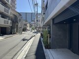 エスレジデンス亀戸バーム 前面道路から見た建物エントランスと周辺街並みの様子