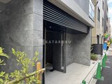 エスレジデンス亀戸バーム モダンな石材張りの建物外観とグレーを基調としたエントランス