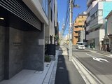 エスレジデンス亀戸バーム 建物エントランスと前面道路の様子を捉えた外観