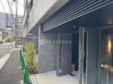 エスレジデンス亀戸バーム モダンな外観の建物エントランス、洗練された黒基調の壁面と明る
