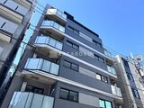 エスレジデンス亀戸バーム 青空を背景にした、モダンな外観の集合住宅