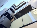 エスレジデンス亀戸バーム 下から見上げた建物外観、モダンなバルコニーが連なる様子