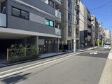 エスレジデンス亀戸バーム 前面道路から見たモダンな低層部と立ち上がる建物外観