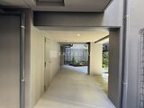 エスレジデンス亀戸バーム 共用廊下から庭を眺める落ち着いた印象の通路空間