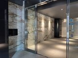 エスレジデンス亀戸バーム 大理石調のシックなエントランスホールと開放的なエレベーターロ